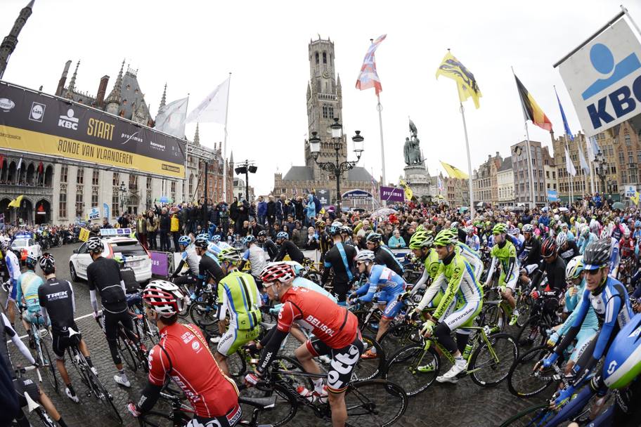 98 Giro delle Fiandre. La partenza da Bruges. Afp